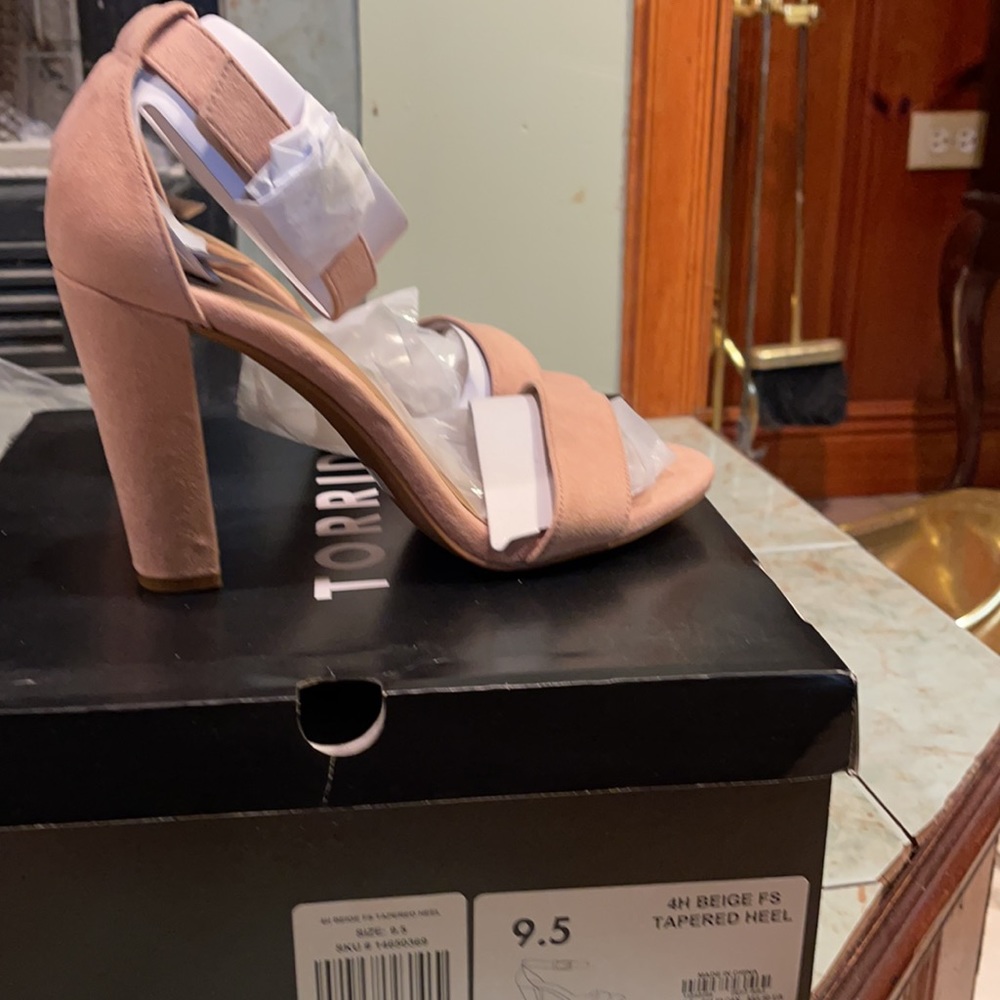 Brand new wide width beige tapered  heels - Picture 3 of 5